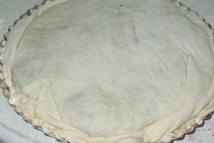 Шаг 5: Сверху рисовую смесь. Раскатать тесто …