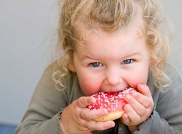 Обилие стресс-факторов в жизни родителей приводит к детскому ожирению