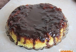 Сливовый торт, приготовленный в мультиварке