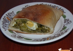 Кальцоне с брокколи и перепелиными яйцами