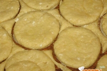 Шаг 3: Готовое тесто раскатайте в пласт …