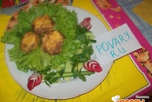 Шаг 10: На дорожку выкладываем листья салата …