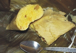 Кимболитос (кукурузные кексы в листках канн на пару)