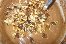 Шаг 4: Всыпать очищенные грецкие орехи и …