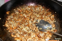 Шаг 1: Грибы с луком пережариваем на …