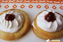 Шаг 4: Выложить в остывшие корзиночки творог, …