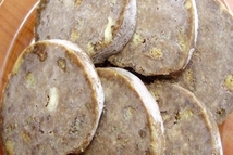 Шаг 5: Перекладываем смесь в пакет, катаем …