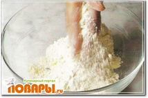 Шаг 1: Всыпать в миску просеянную муку. …