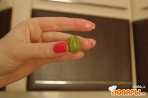 Шаг 1: Крыжовник помыть, очистить ягодки: