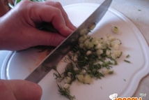 Шаг 7: Заправляем зеленью по вкусу, заправляем …