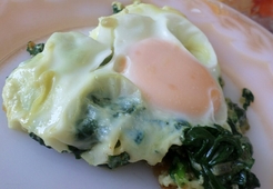 Яичница на шпинате