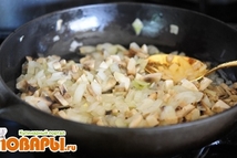 Шаг 1: Грибы порезать кубиками и положить …