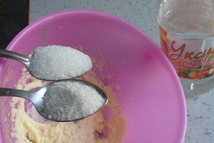 Шаг 4: Затем добавляем соль,сахар,уксус.Перемешиваем.