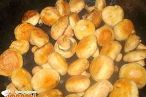 Шаг 2: На раскаленную сковороду с маслом …