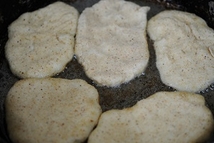 Шаг 4: Обжариваться наши оладьи должны при …