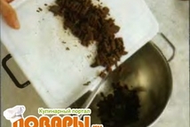 Шаг 1: Порежьте ножом шоколад на чистой …