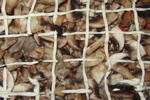 Шаг 6: смазываем томатным морсом, выкладываем кусочки …