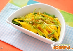 Рецепт: Острый Салат из Манго с Фисташками