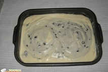 Шаг 7: Сверху выливаем тесто. Слегка ложкой …