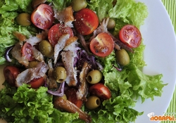 Рецепт: Салат с копчёной рыбой