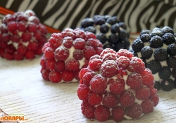 Рецепт: Пирожное "Ягодки в снегу"