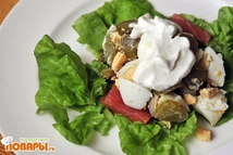 Шаг 2: Оформление. На тарелку выкладываем листья …