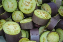 Шаг 1: Баклажаны вымыть, крупно порезать.