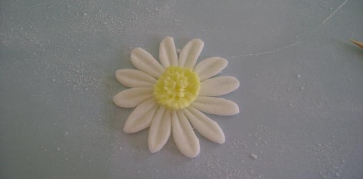 Шаг №8 МК ромашек и листочков от Annula