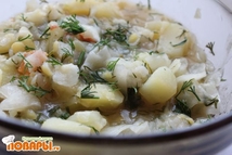 Шаг 3: Нарезаем довольно крупно картофель, мелко …