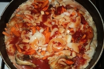 Шаг 4: Посолить, добавить томатную пасту и …