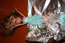 Шаг 5: Ноги куклы завернуть в пищевую …