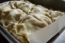 Шаг 5: Слоями выкладываю: тесто, молотый миндаль, …