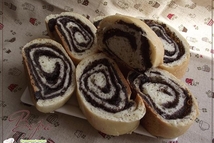 Шаг 4: Смазать рулет молоком. Выложить на …