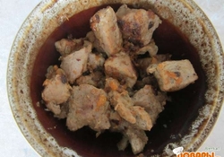 Рецепт: Тушеная свинина с морковкой и луком