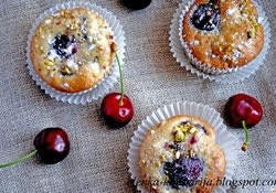 Рецепт: Кексы с вишней, яблоками и орехами