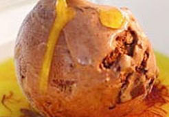 Шоколадное мороженое с шафрановым соусом