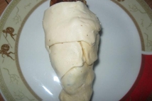 Шаг 7: А затем тестом с черносливом.