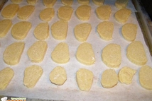 Шаг 5: Когда печеньe полностью остынeт, берем …