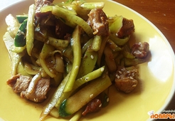 Салат из огурцов и свинины