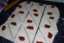 Шаг 3: Охлажденное тесто раскатайте, сложите втрое …