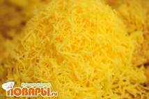 Шаг 3: - Сыр натереть на самой …