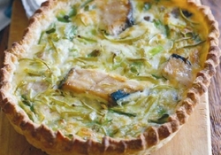 Рецепт: Пирог с тунцом и салатом радиччо