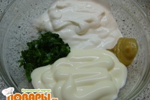 Шаг 5: Сделать соус: смешать майонез, сметану, …