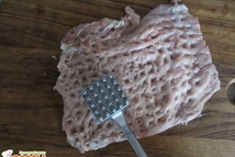 Шаг 2: В первую очередь берем свинину …