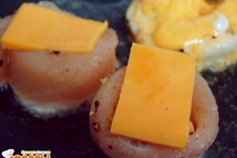 Шаг 2: Сыр разделить на две части …