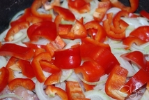 Шаг 3: Еще слой лука и перец