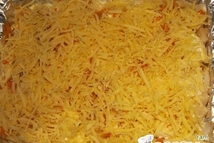 Шаг 9: Сверху посыпаем натертым сыром.