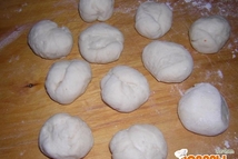 Шаг 2: Поднявшееся тесто замешиваем с добавлением …