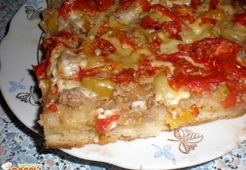 Пицца с мясным фаршем и овощами