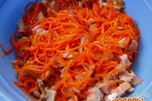 Шаг 3: Нарезаем яйца, мелко шинкуем оставшуюся …